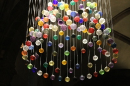 Lustres de 173 boules de verre. ©A. Meyer